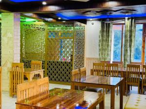 Restoran atau tempat makan lain di Hotel Nirvana Hills With Balcony Rooms And Open Terrace