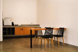 ビサーリーにあるLeaves Resort Vythiri Wayanadのキッチン(木製テーブル、椅子2脚付)