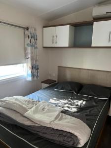 Posteľ alebo postele v izbe v ubytovaní Mobilhome Vias Plage la Carabasse