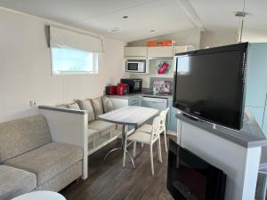 Kuchyňa alebo kuchynka v ubytovaní Mobilhome Vias Plage la Carabasse