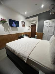Postel nebo postele na pokoji v ubytování ĐÔNG NHƯ HOTEL
