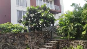 un edificio con escaleras y árboles delante de él en Mer Vue Villa, Kovalam, ECR, Chennai, en Chennai