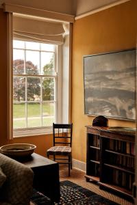 - un salon avec une grande fenêtre et un canapé dans l'établissement Thirsk Hall South Wing, North Yorkshire, à Thirsk