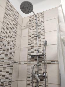 um chuveiro numa casa de banho com um edifício em SIESTA vendégház em Kiskunhalas