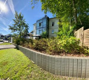 Ein Garten an der Unterkunft Villa Theresa - Ferienwohnung 1