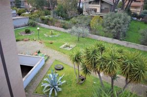 チャンピーノにあるDomus Achille Foscoのヤシの木が植わる庭園の空中風景