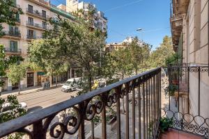 - Balcón con vistas a una calle de la ciudad en Clandestino Suites, en Barcelona