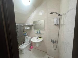 Een badkamer bij Happy B&B