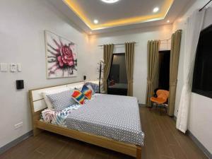 ein Schlafzimmer mit einem Bett in einem Zimmer in der Unterkunft RML Haven in Baliuag