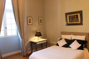 1 dormitorio con 1 cama con lámpara y ventana en CHATEAU DE SAINTE ORSE en Saint-Orse