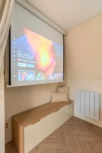 une chambre avec un écran de projection sur le mur dans l'établissement Studio duplex standing centre - Lille aux Bleuets, à Lille