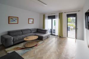 sala de estar con sofá y mesa en bonquartier / SU-City / Terrace / ICE / Airport, en Siegburg
