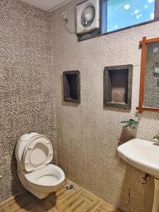 uma casa de banho com um WC e um lavatório em Hotel Rangoli em Jaipur