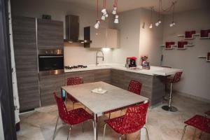 Dapur atau dapur kecil di Luxury experience in Alba: Unesco hills' hearth