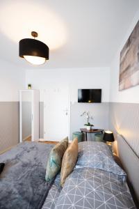 Säng eller sängar i ett rum på ClickTheFlat Stawki Apart Rooms