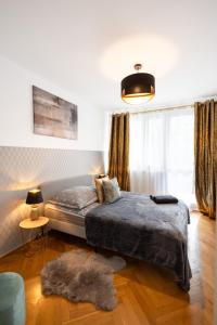 ClickTheFlat Stawki Apart Rooms tesisinde bir odada yatak veya yataklar