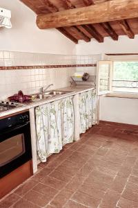 cocina con fregadero y fogones en Alba - Villa Cenami - grande PISCINA con vista, en Massarosa