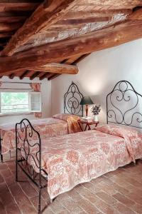 1 dormitorio con 2 camas y techo de madera en Alba - Villa Cenami - grande PISCINA con vista, en Massarosa