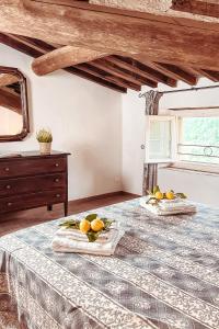 1 dormitorio con 2 camas con fruta encima en Alba - Villa Cenami - grande PISCINA con vista, en Massarosa