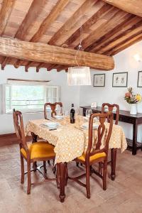 comedor con mesa y sillas en Alba - Villa Cenami - grande PISCINA con vista, en Massarosa