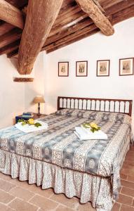 1 dormitorio con 1 cama en una habitación con techos de madera en Alba - Villa Cenami - grande PISCINA con vista, en Massarosa