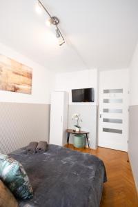 Säng eller sängar i ett rum på ClickTheFlat Stawki Apart Rooms