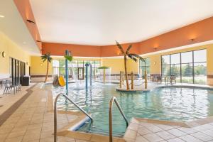 una piscina al centro di un edificio di Courtyard by Marriott Madison West / Middleton a Middleton