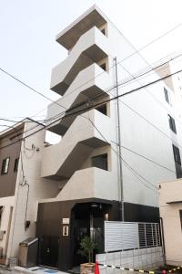um edifício com um design geométrico na lateral em Seirai Asakusa Vacation Rental - 3 minutes from station em Tóquio