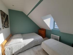 Schlafzimmer im Dachgeschoss mit 2 Betten und einem Fenster in der Unterkunft Maison de charme à Rouen Max 10 personnes in Rouen
