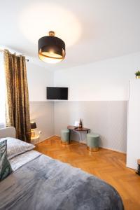 ClickTheFlat Stawki Apart Rooms في وارسو: غرفة نوم مع سرير وطاولة مع كراسي