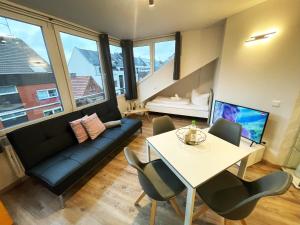 ein Wohnzimmer mit einem Sofa und einem Tisch in der Unterkunft StadtHeimat29 in Münster