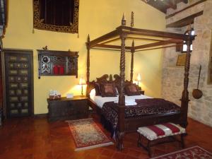 ein Schlafzimmer mit einem Himmelbett in einem Zimmer in der Unterkunft LA CASONA DE ESCALADA in Escalada
