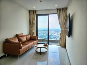 Posedenie v ubytovaní C Sky View: 2 BR Apartment Free GYM & POOL