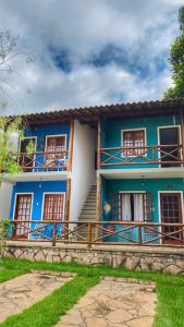 una casa azul y blanca con escaleras delante en Apartamento em Lencois - Bahia No 106, en Lençóis