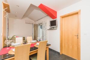 TV a/nebo společenská místnost v ubytování Apartment in Crikvenica with sea view, balcony, air conditioning, WiFi 3492-9