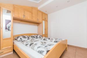 Postel nebo postele na pokoji v ubytování Apartment in Crikvenica with sea view, balcony, air conditioning, WiFi 3492-9