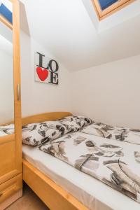 Postel nebo postele na pokoji v ubytování Apartment in Crikvenica with sea view, balcony, air conditioning, WiFi 3492-9