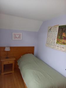 1 dormitorio con cama y calendario en la pared en Le coucou, en Breitenau