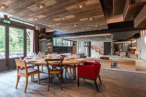 a dining room with a table and chairs and a kitchen at Le Champ d'Avoine - Saint-Malo - St Servan in Saint Malo