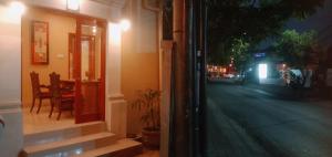 una vista desde una ventana de una calle por la noche en Villa Bunga Hotel, en Seminyak