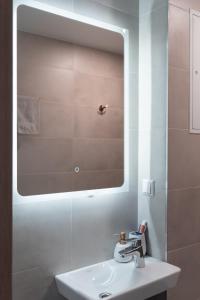 uma casa de banho com um lavatório e um espelho em Stiilne ja avar kodu Tartus, Riia 20 em Tartu