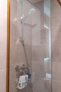 a shower in a bathroom with a glass door at Stiilne ja avar kodu Tartus, Riia 20 in Tartu