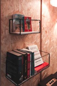 ein Regal voller Bücher an einer Wand in der Unterkunft Alma Candida 02 in Valença