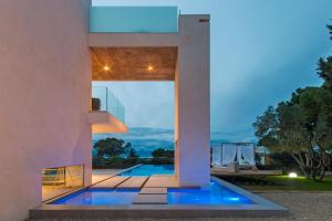 uma casa com piscina à noite em Sunset Villa O2 na Alcúdia