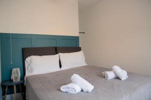 a bedroom with a bed with towels on it at Newly Refurbished House with Free Parking in Rugby