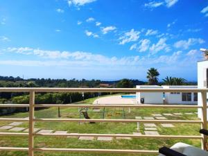 una vista dal balcone di una casa di Zambujal Sun a Sesimbra