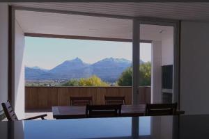 Nespecifikovaný výhled na hory nebo výhled na hory při pohledu z prázdninového domu