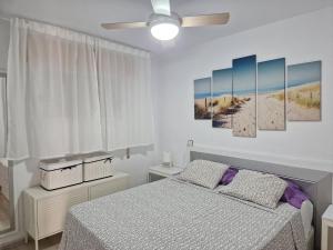 sypialnia z łóżkiem i wentylatorem sufitowym w obiekcie Apartamento del Niño w mieście Campoamor