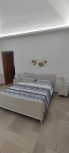 une chambre avec un lit dans une pièce blanche dans l'établissement Casa Lauro Blu, à Meta