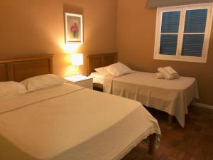 ein Hotelzimmer mit 2 Betten und einem Fenster in der Unterkunft Funchal 19 in Funchal